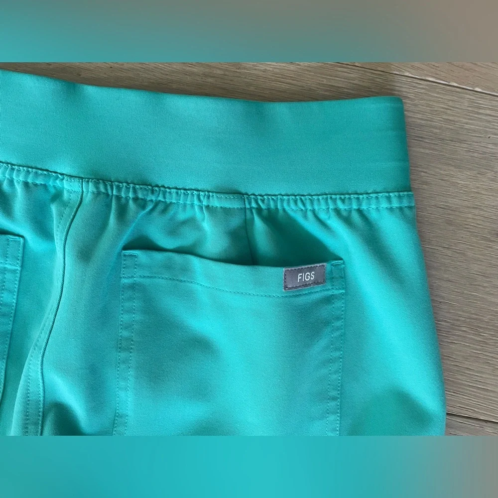 Figs Livingston scrub bottoms in surgical green - size small tall - Picture 7 of 7